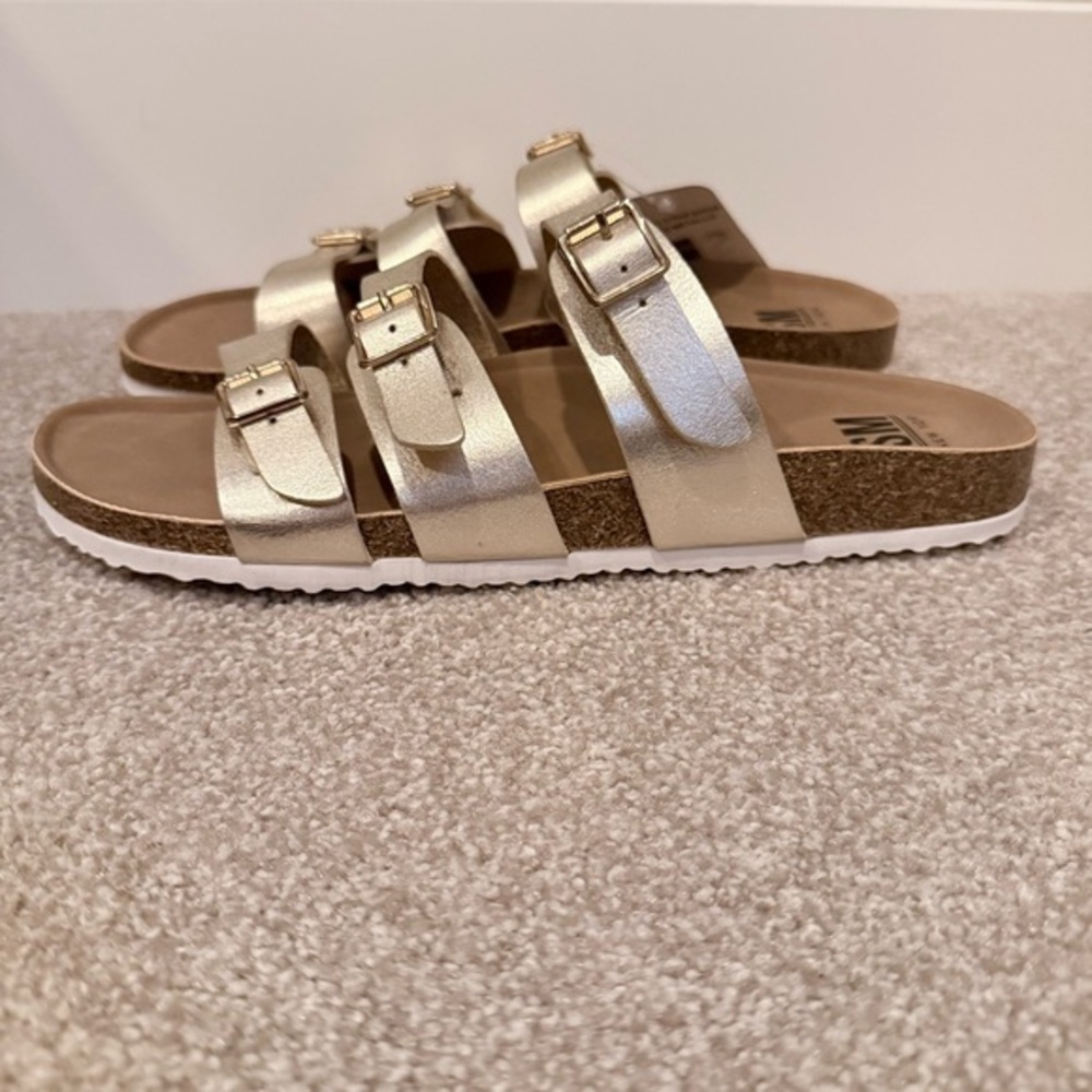 NWT SM New York three strap metallic gold sandals women’s size 10